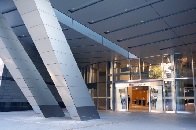 ビルのエントランス